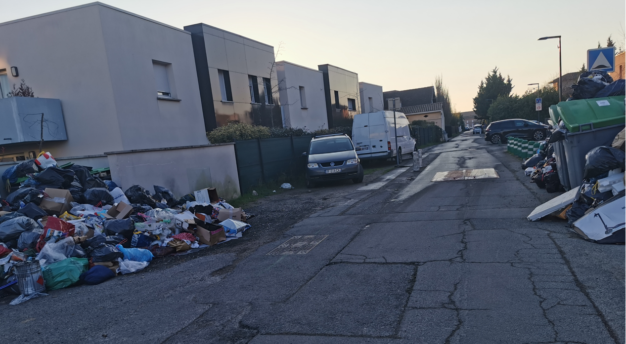 You are currently viewing Pourquoi les poubelles continuent de s’entasser dans certains quartiers de Toulouse ?